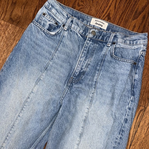 Reformation Kris Relaxed Curve Seamed Jean Barrel Womens 28 Light Blue Wash - Picture 1 of 9